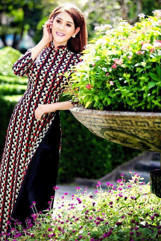 Hinh anh Nghe si Viet buc xuc voi cach hanh xu vo van hoa cua Huong Giang Idol 3