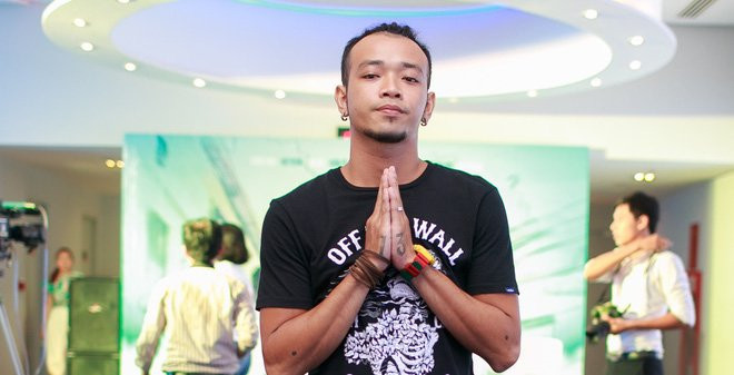 Hinh anh Nghe si Viet buc xuc voi cach hanh xu vo van hoa cua Huong Giang Idol 6