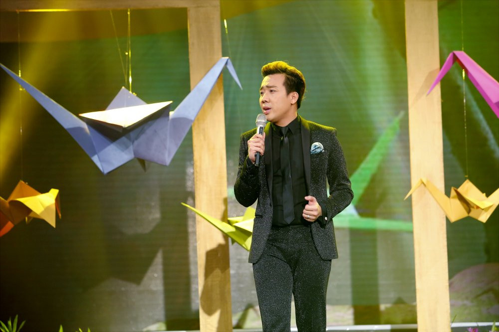 Hinh anh Ba me Tran Thanh bat khoc khi xem con hat