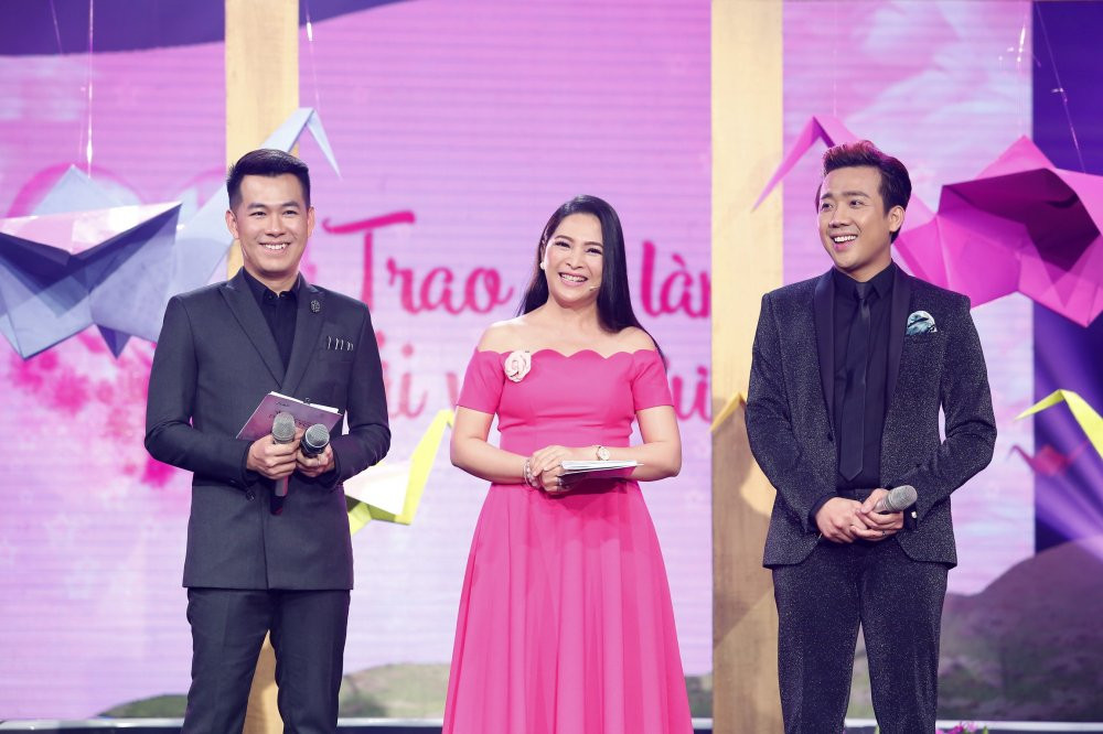 Hinh anh Ba me Tran Thanh bat khoc khi xem con hat 3