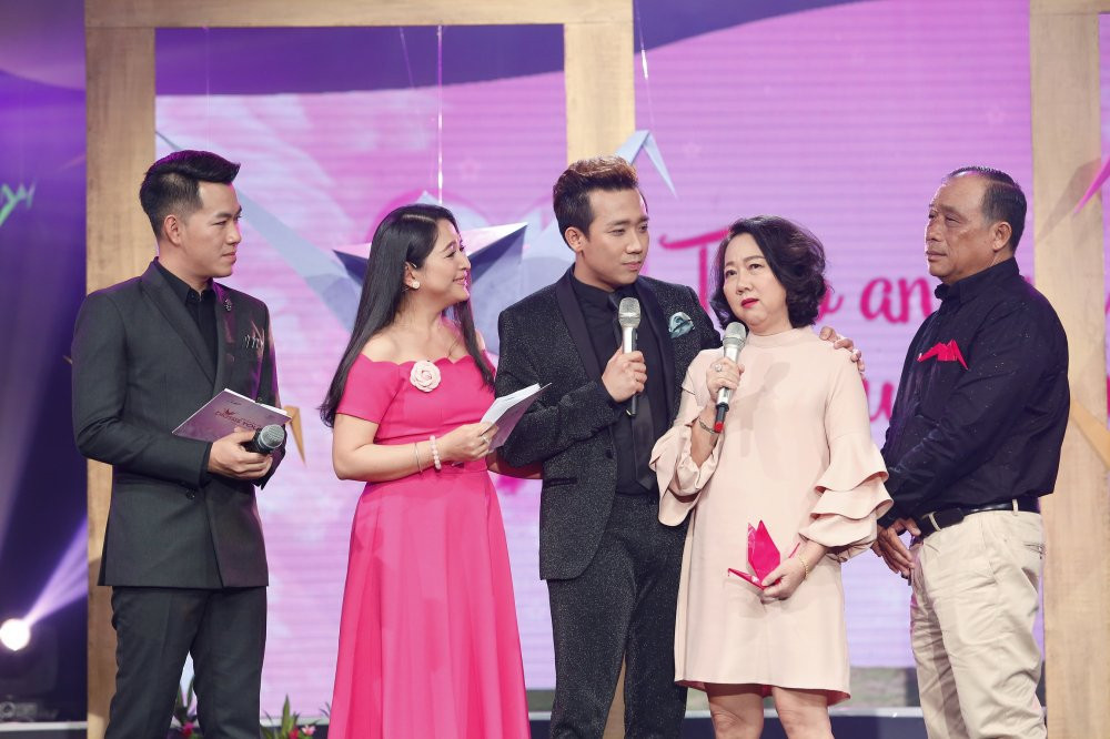 Hinh anh Ba me Tran Thanh bat khoc khi xem con hat 3