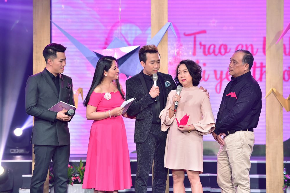 Hinh anh Ba me Tran Thanh bat khoc khi xem con hat 5