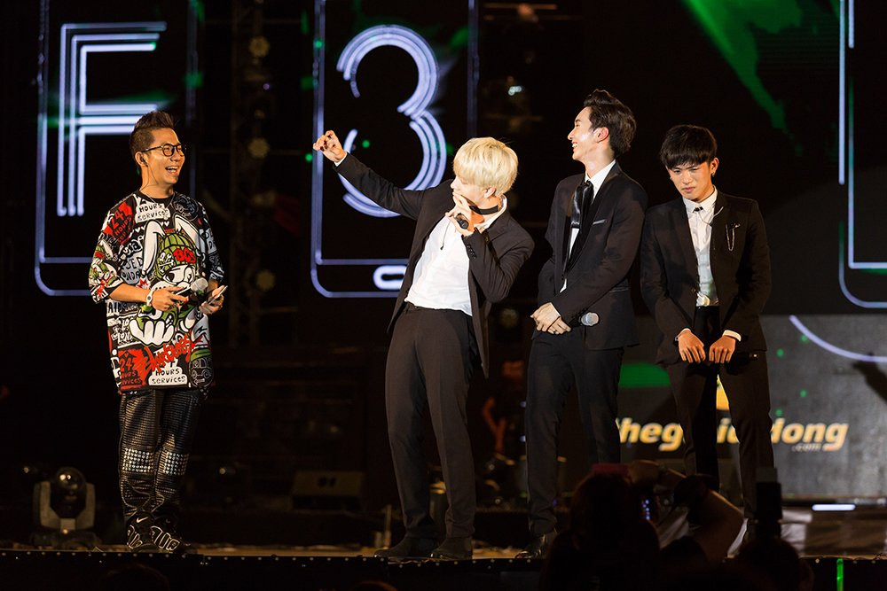 Hinh anh Son Tung M-TP dep trai nhu hoang tu, hat cuc sung cung hang nghin khan gia