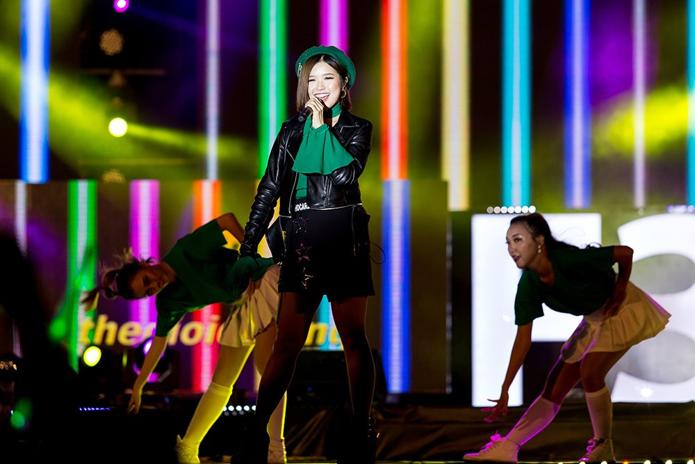 Hinh anh Son Tung M-TP dep trai nhu hoang tu, hat cuc sung cung hang nghin khan gia