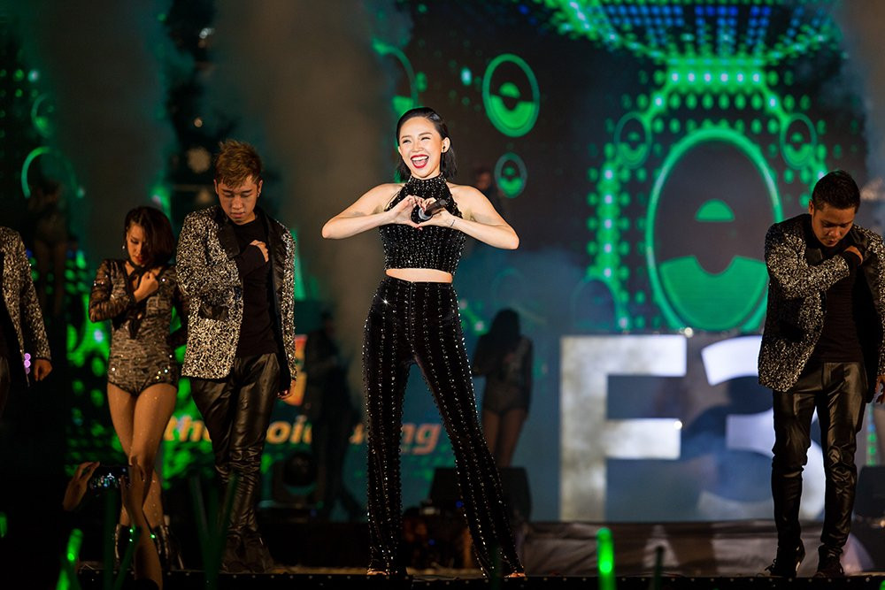 Hinh anh Son Tung M-TP dep trai nhu hoang tu, hat cuc sung cung hang nghin khan gia 3