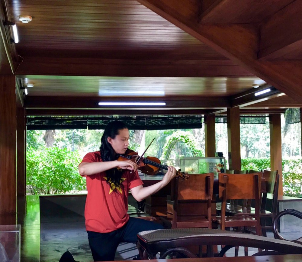 Hinh anh Nghe sy violin Anh Tu dua ‘Nhu co Bac Ho trong ngay vui dai thang’ den voi ban tre quoc te