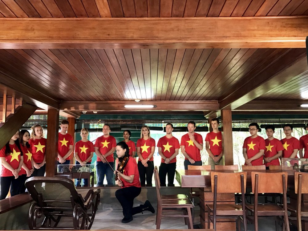 Hinh anh Nghe sy violin Anh Tu dua ‘Nhu co Bac Ho trong ngay vui dai thang’ den voi ban tre quoc te