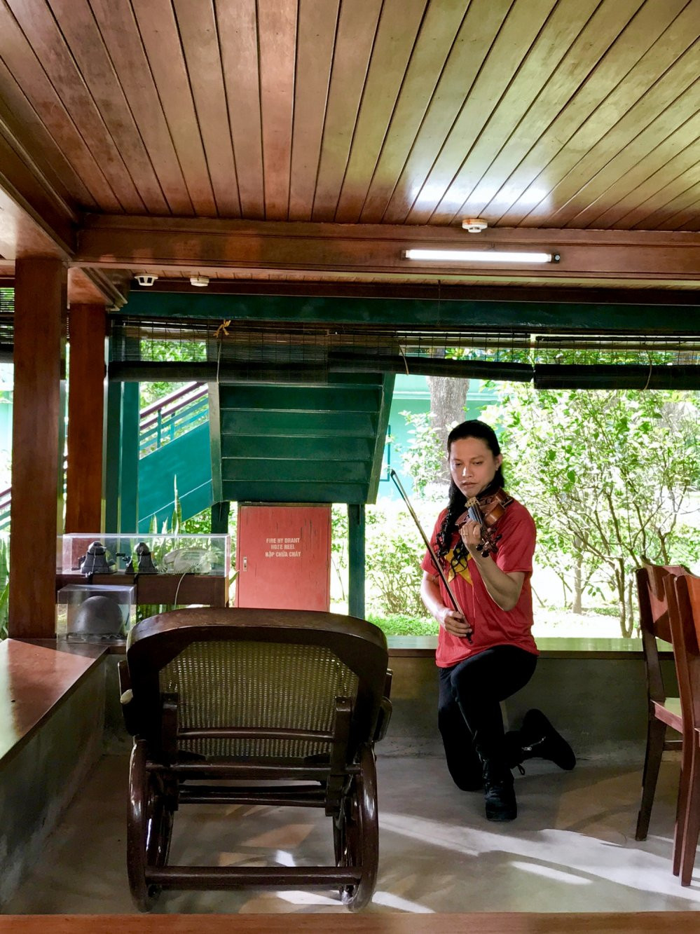 Hinh anh Nghe sy violin Anh Tu dua ‘Nhu co Bac Ho trong ngay vui dai thang’ den voi ban tre quoc te