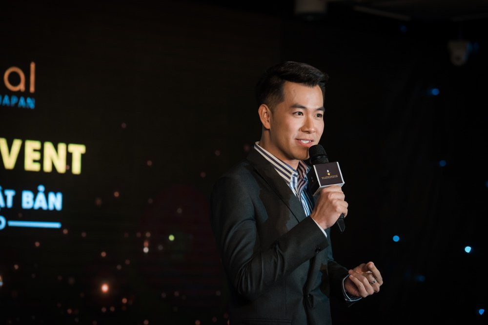 Hinh anh Ho Ngoc Ha dien dam om sat, xuat hien rang ro tai su kien