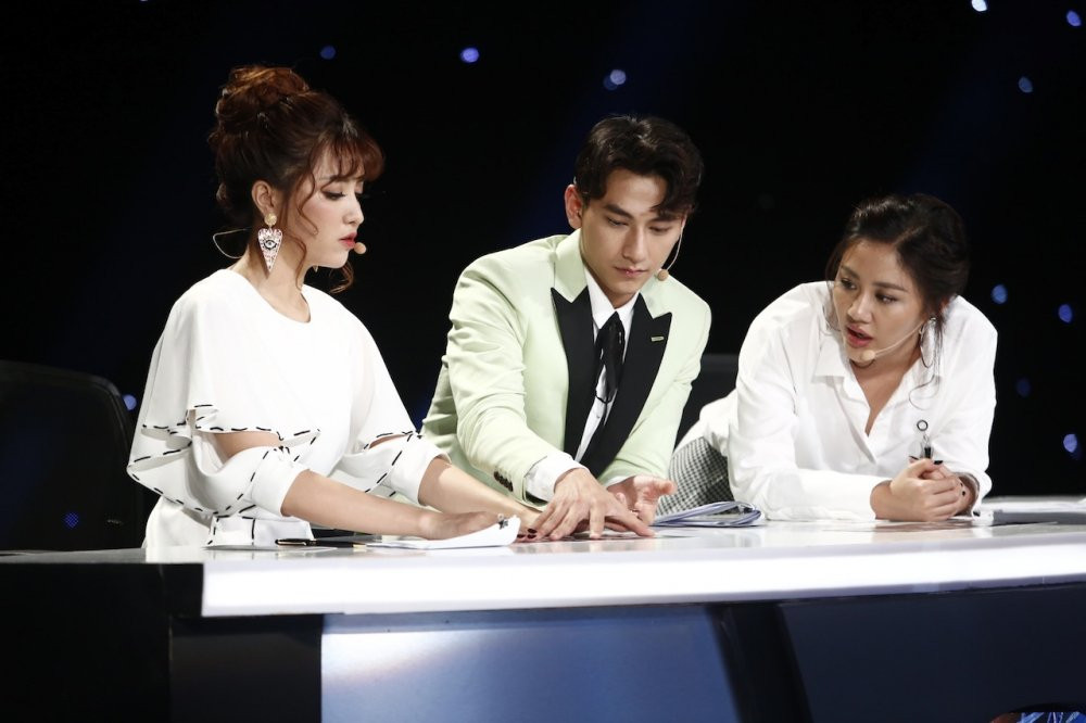 Hinh anh Truc tiep Vietnam Idol Kids 2017 tap 3: Co be khiem thi khien Isaac lang nguoi