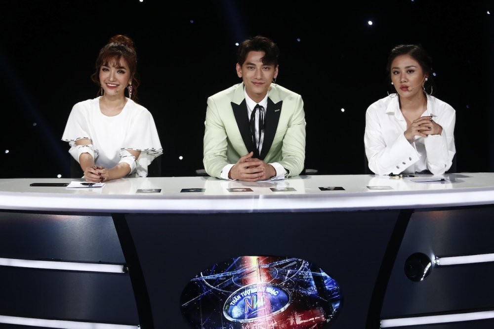 Hinh anh Truc tiep Vietnam Idol Kids 2017 tap 3: Co be khiem thi khien Isaac lang nguoi