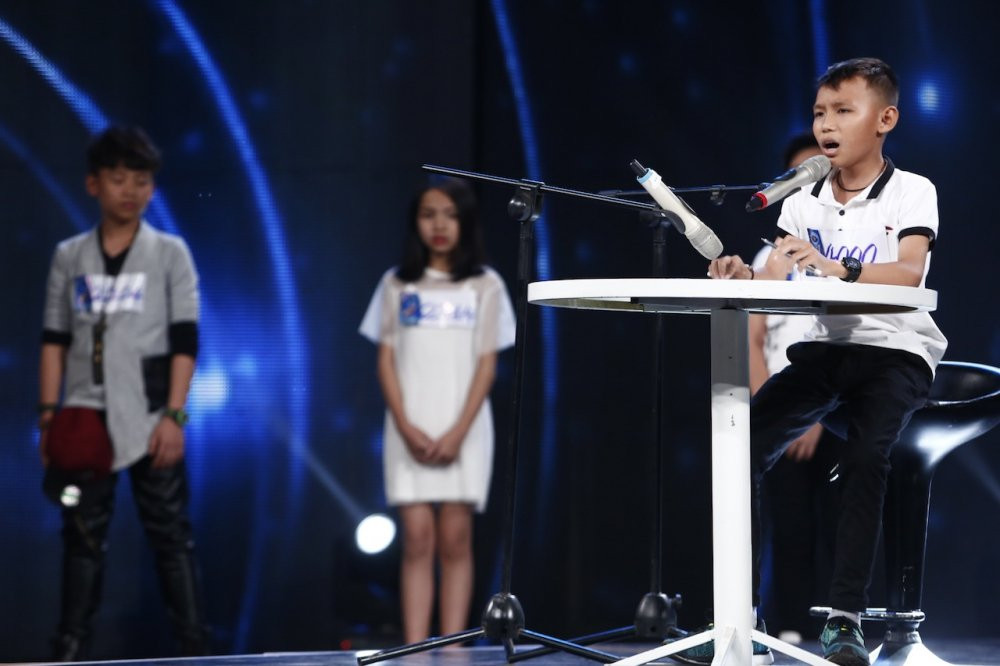 Hinh anh Truc tiep Vietnam Idol Kids 2017 tap 3: Co be khiem thi khien Isaac lang nguoi 3