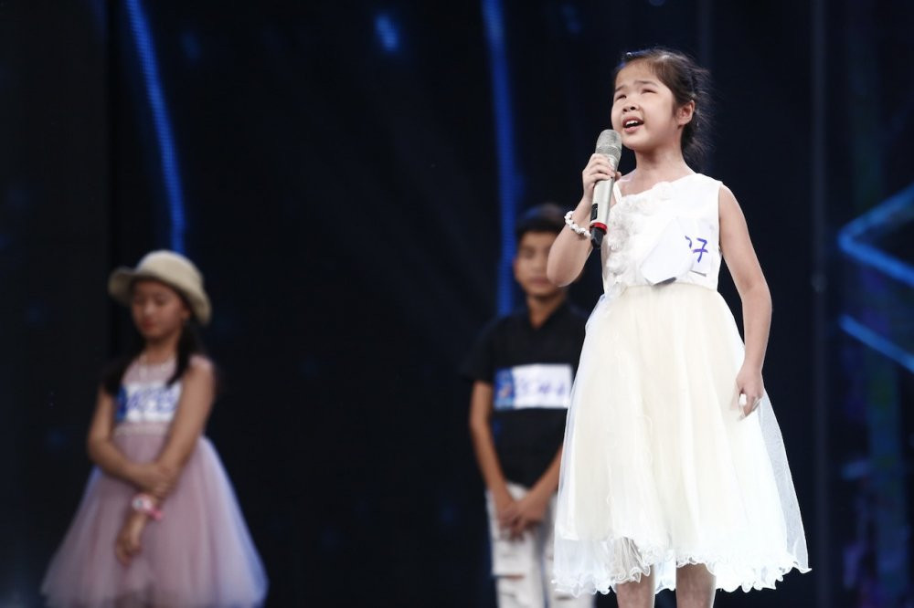 Hinh anh Truc tiep Vietnam Idol Kids 2017 tap 3: Co be khiem thi khien Isaac lang nguoi 4