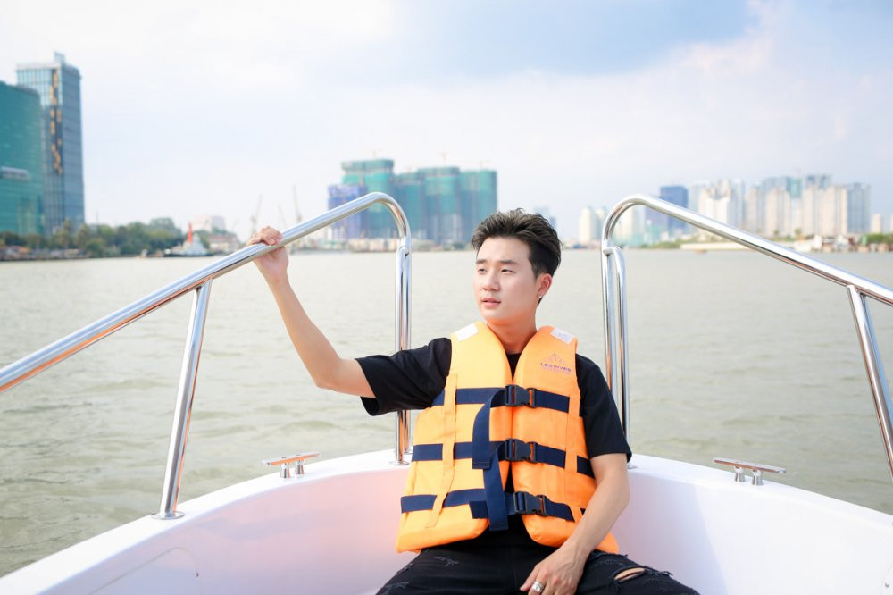 Hinh anh Hari Won thi do banh xeo cung rapper Han Quoc Basick