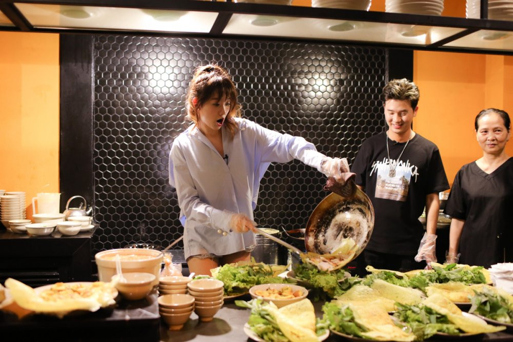 Hinh anh Hari Won thi do banh xeo cung rapper Han Quoc Basick 6