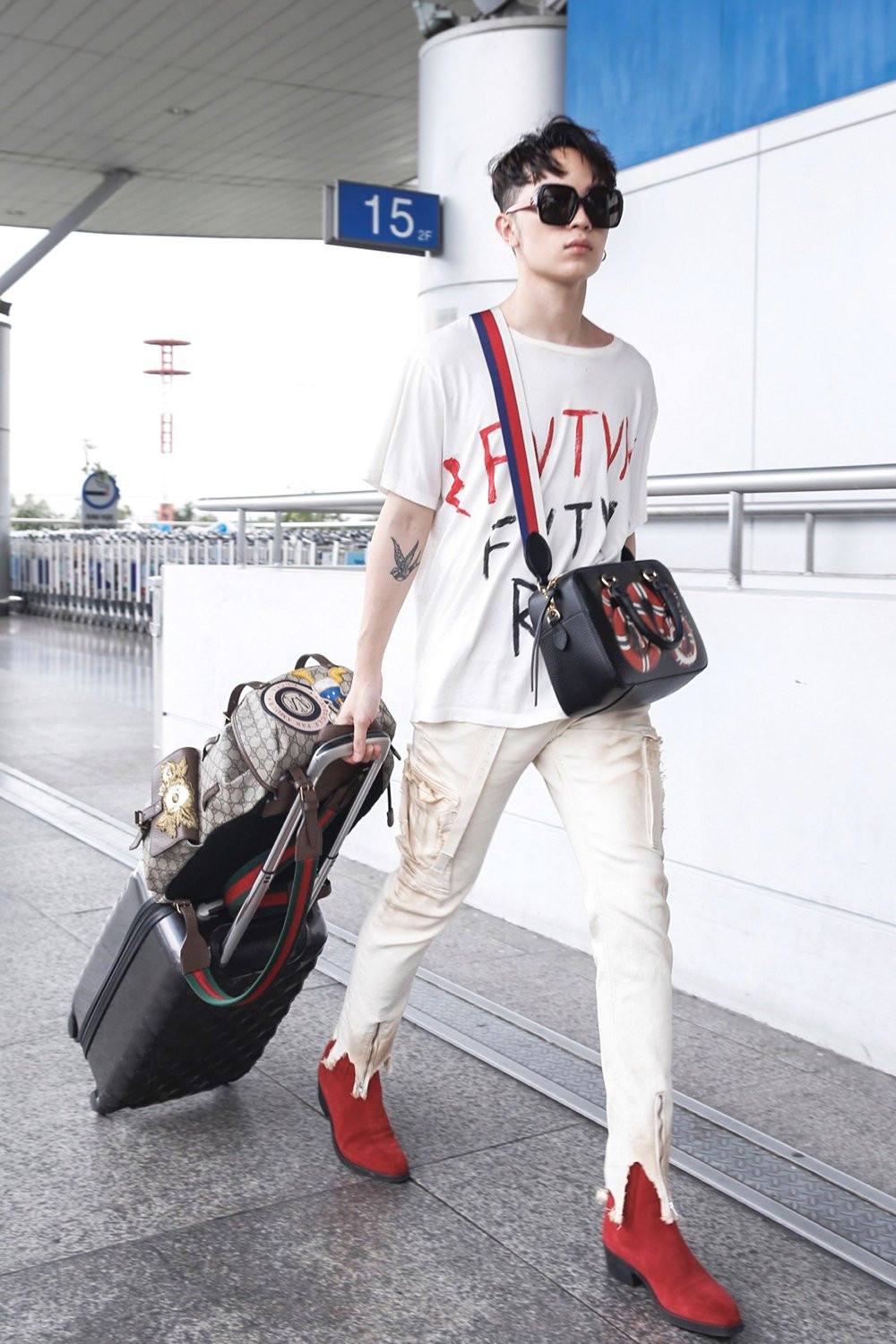 Hinh anh Kelbin Lei dien do hieu tram trieu sang Dai Loan du su kien cua Gucci