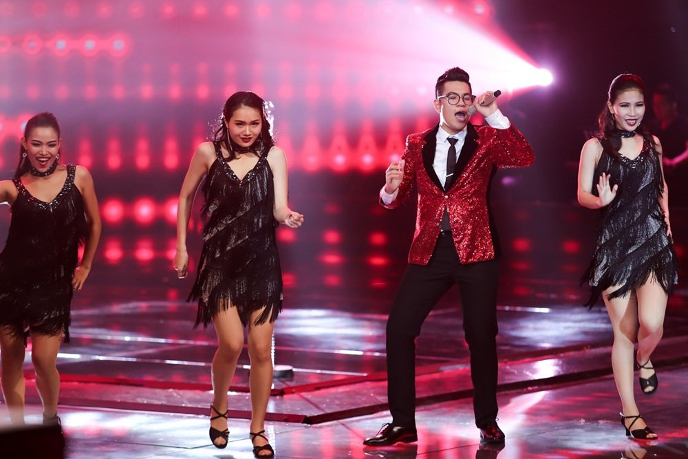 Hinh anh ‘Da tai da mat’ khi Dong Nhi cung hoc tro khuay dong san khau Giong hat Viet 2017