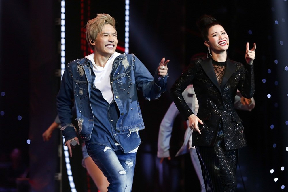 Hinh anh ‘Da tai da mat’ khi Dong Nhi cung hoc tro khuay dong san khau Giong hat Viet 2017 3