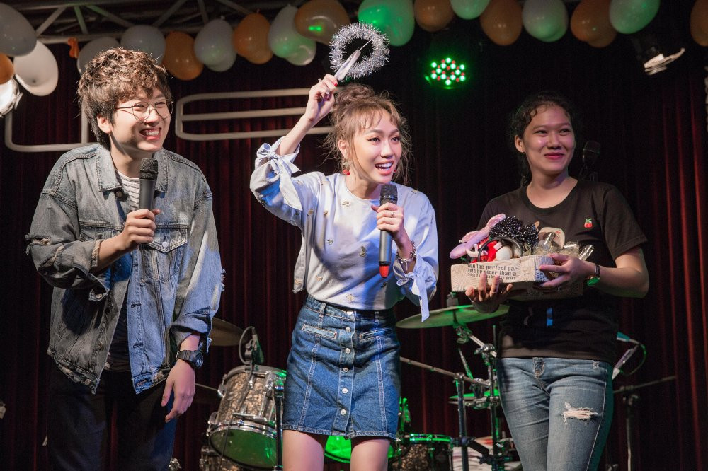 Hinh anh Dieu Nhi muon hit cua Dong Nhi thay loi cam on fan