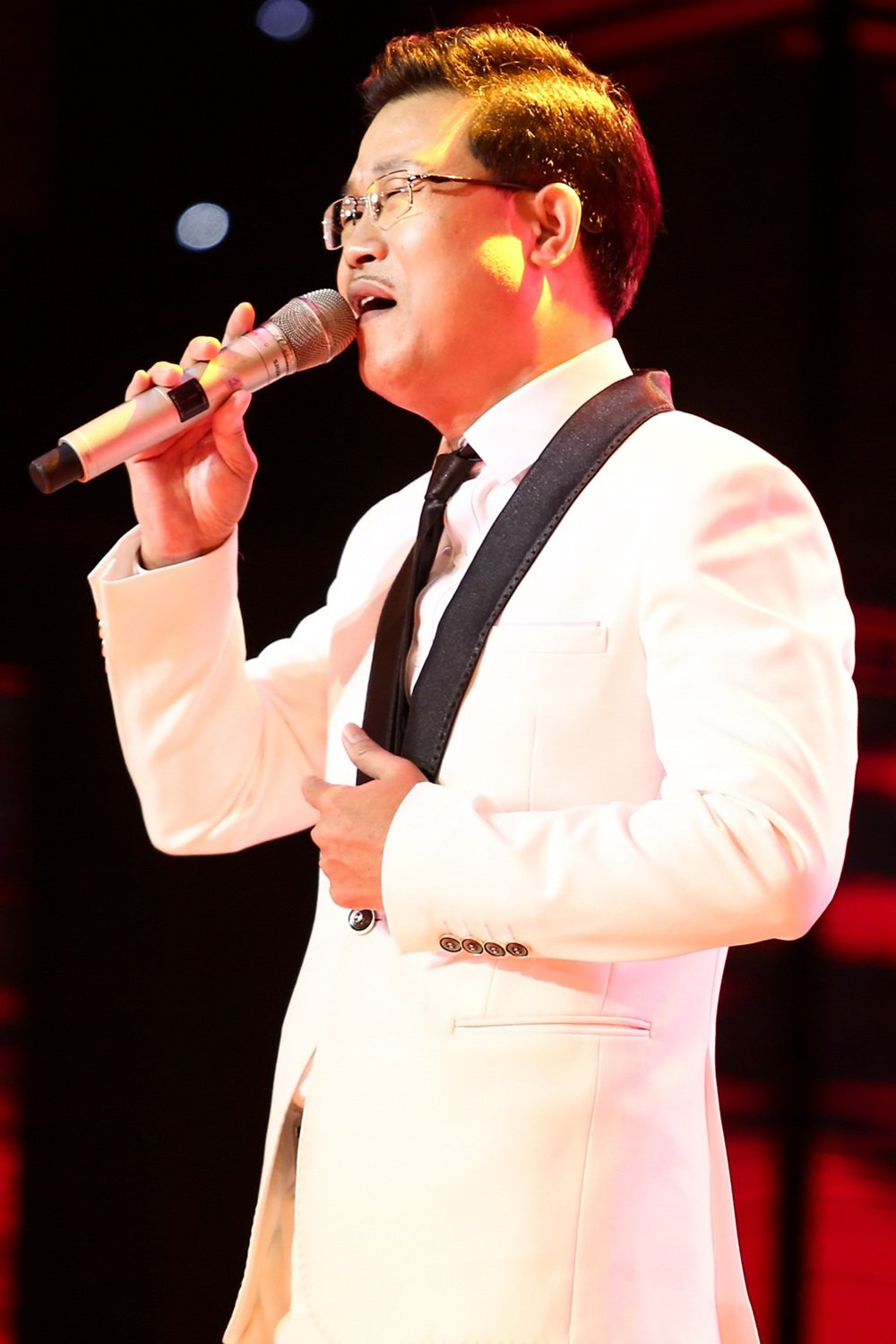 Hinh anh Quang Le khoc nhu mua, nho ve cha khi hoc tro Ngoc Son hat 'Dao lam con' 