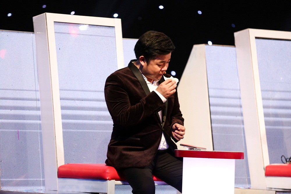 Hinh anh Quang Le khoc nhu mua, nho ve cha khi hoc tro Ngoc Son hat 'Dao lam con' 