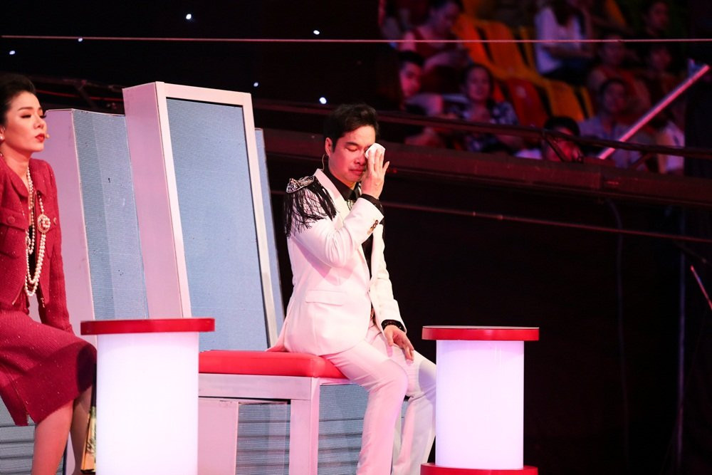 Hinh anh Quang Le khoc nhu mua, nho ve cha khi hoc tro Ngoc Son hat 'Dao lam con' 4