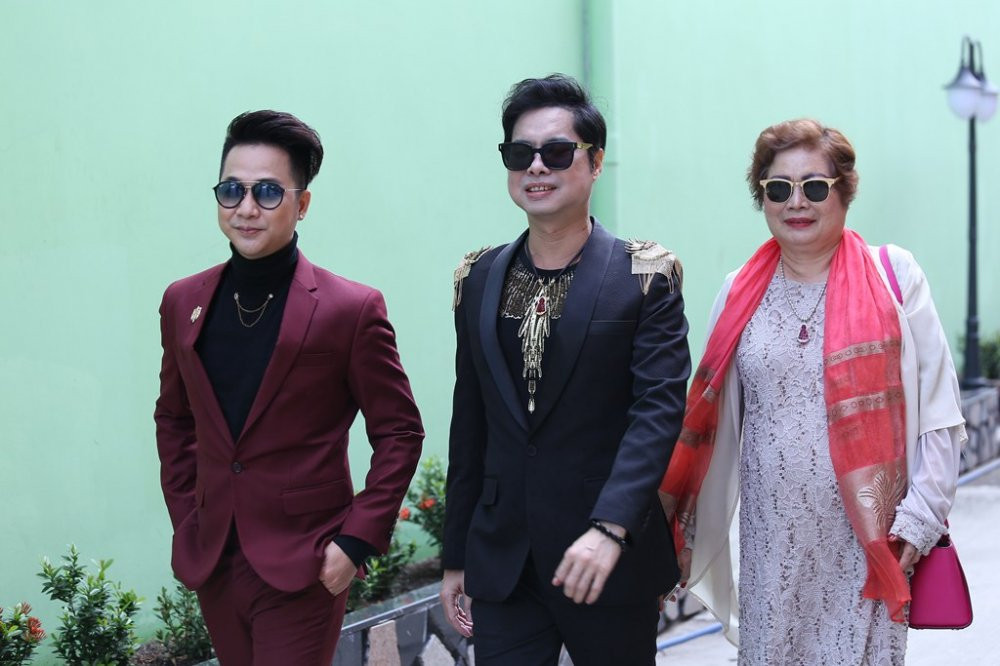 Trực tiếp Ca sĩ giấu mặt 2017 tập 1: Danh ca Ngọc Sơn mở màn mùa thứ 3 - 1