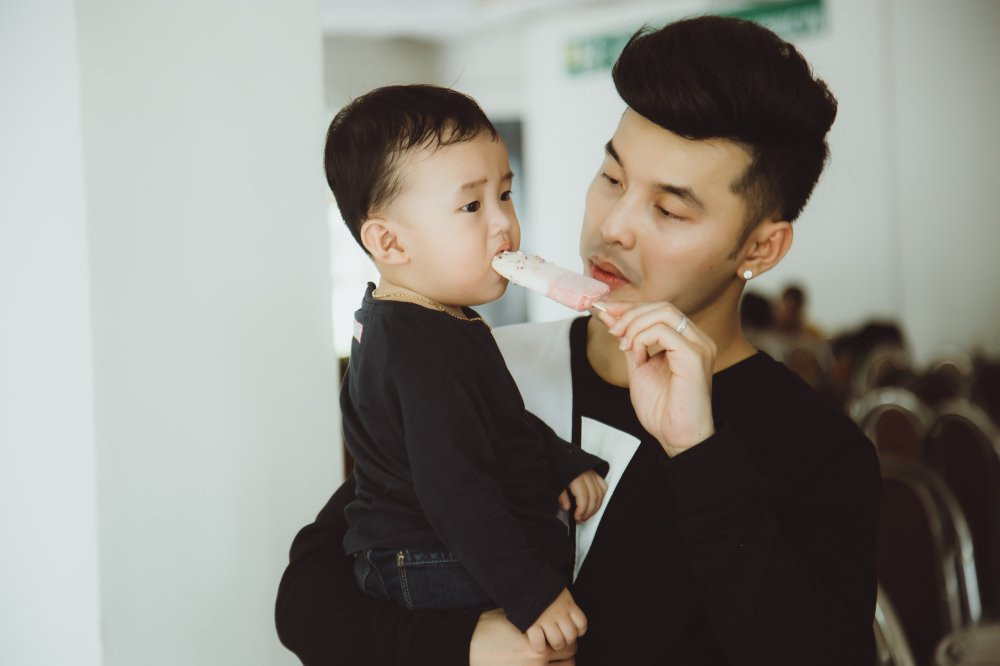 Hinh anh Bo con Ung Hoang Phuc sieu dang yeu trong loat anh moi