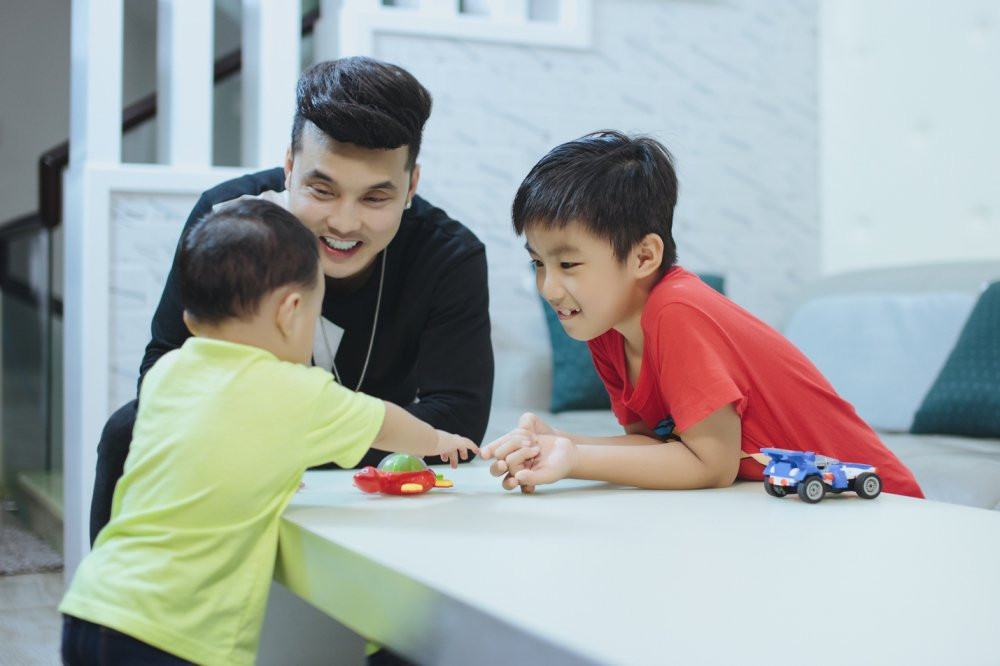 Hinh anh Bo con Ung Hoang Phuc sieu dang yeu trong loat anh moi