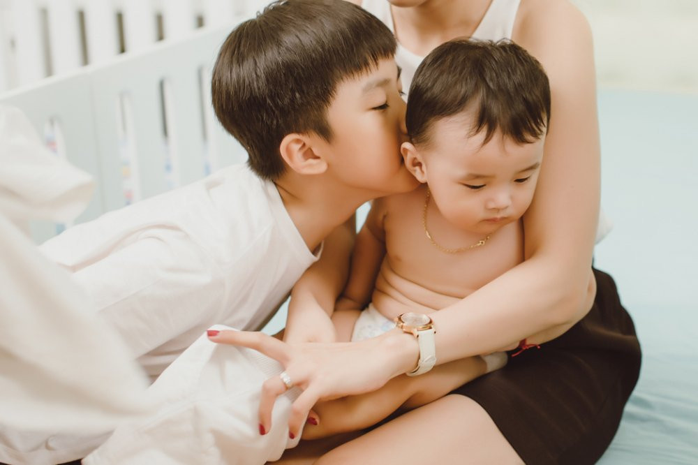 Hinh anh Bo con Ung Hoang Phuc sieu dang yeu trong loat anh moi