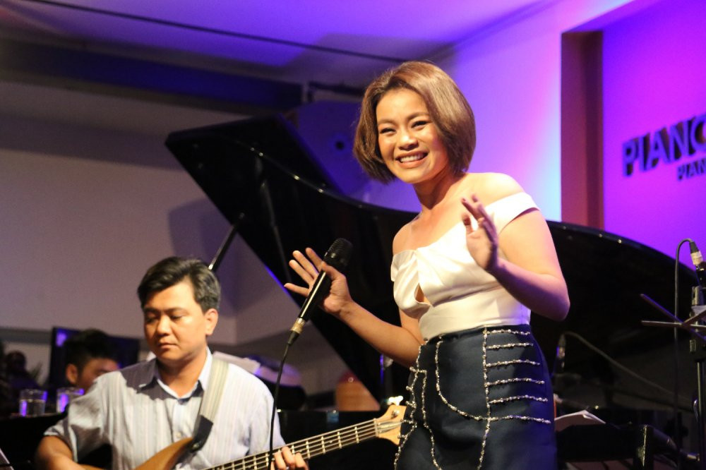 Hinh anh Hai Yen Idol giu loi hua voi fan, thuc hien dem nhac tai Hue