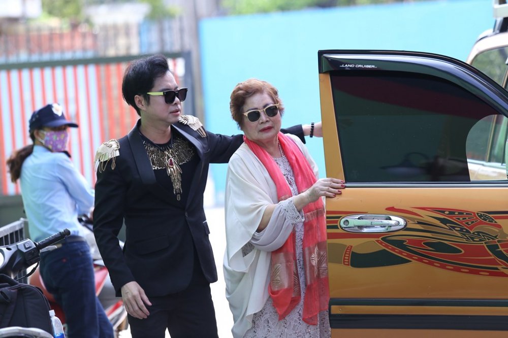 Hinh anh Ngoc Son bat khoc khi noi ve me tren san khau