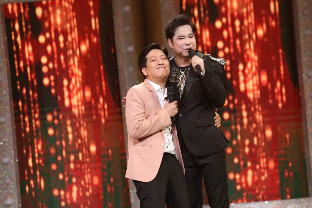 Hinh anh Ngoc Son bat khoc khi noi ve me tren san khau