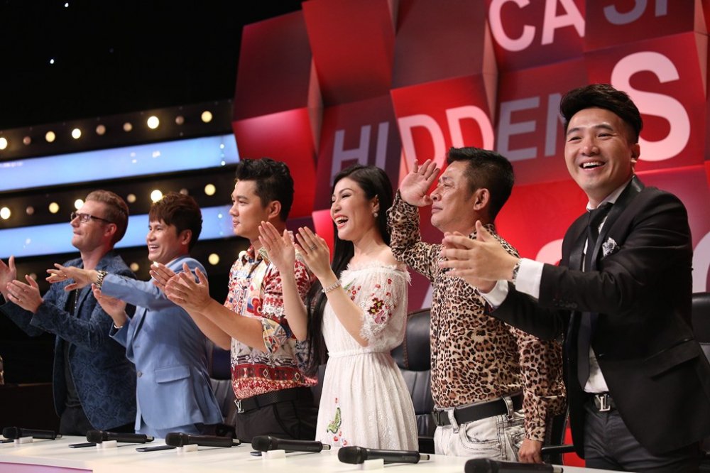 Hinh anh Ngoc Son bat khoc khi noi ve me tren san khau 3