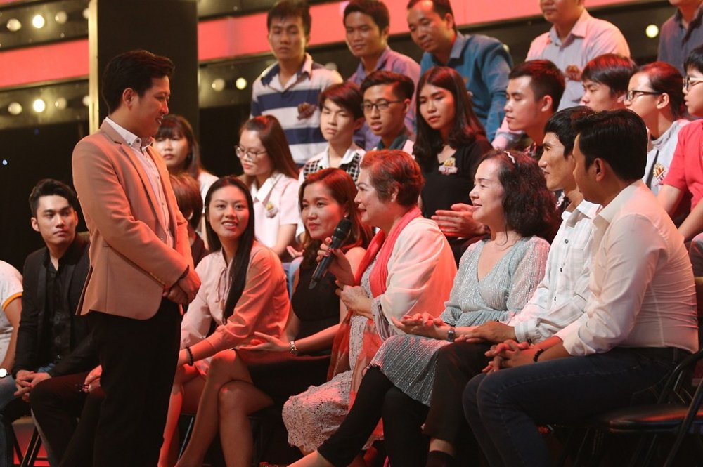 Hinh anh Ngoc Son bat khoc khi noi ve me tren san khau 5