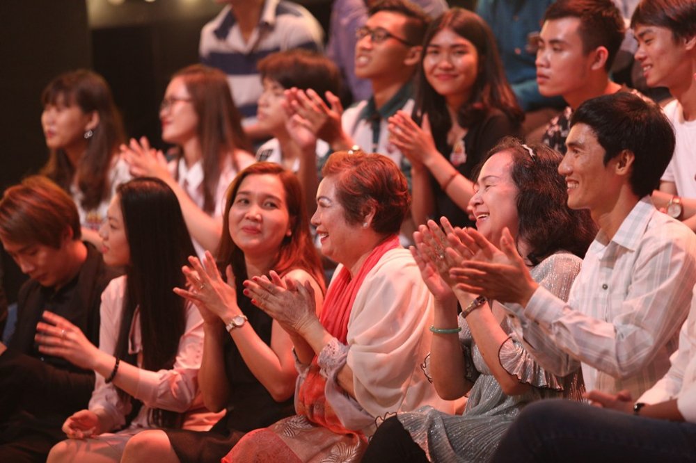 Hinh anh Ngoc Son bat khoc khi noi ve me tren san khau 5