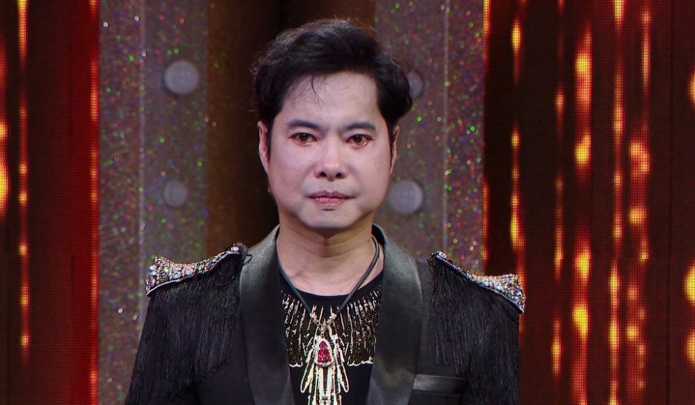 Hinh anh Ngoc Son bat khoc khi noi ve me tren san khau 7