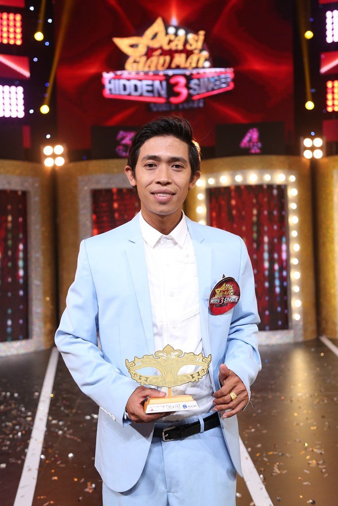 Hinh anh Ngoc Son bat khoc khi noi ve me tren san khau 7