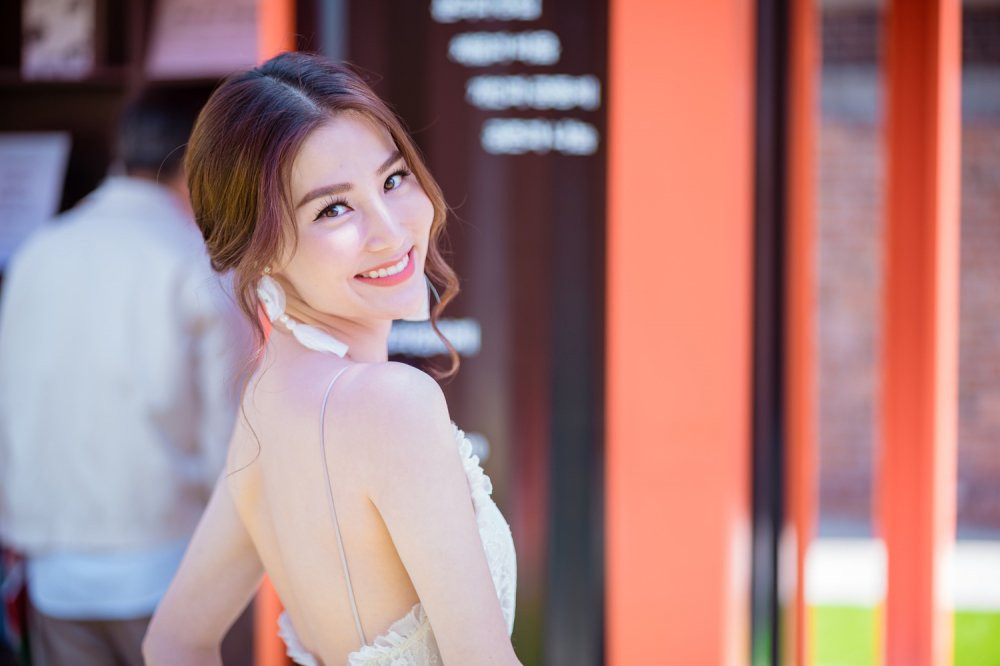 Hinh anh Diem My 9x dien trang phuc khoe kheo ve goi cam o Han Quoc