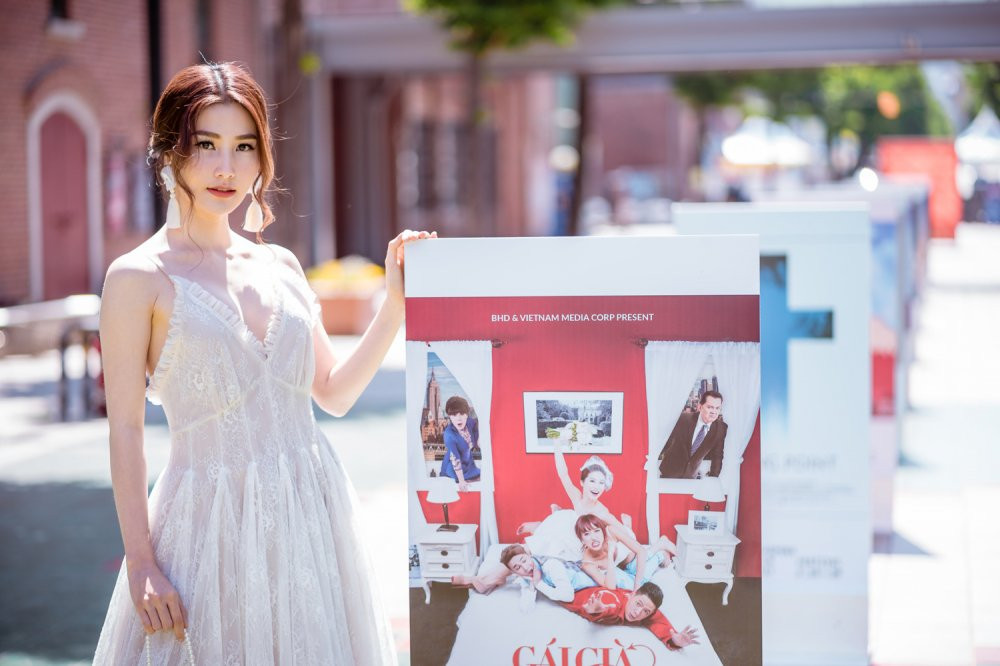 Hinh anh Diem My 9x dien trang phuc khoe kheo ve goi cam o Han Quoc 3