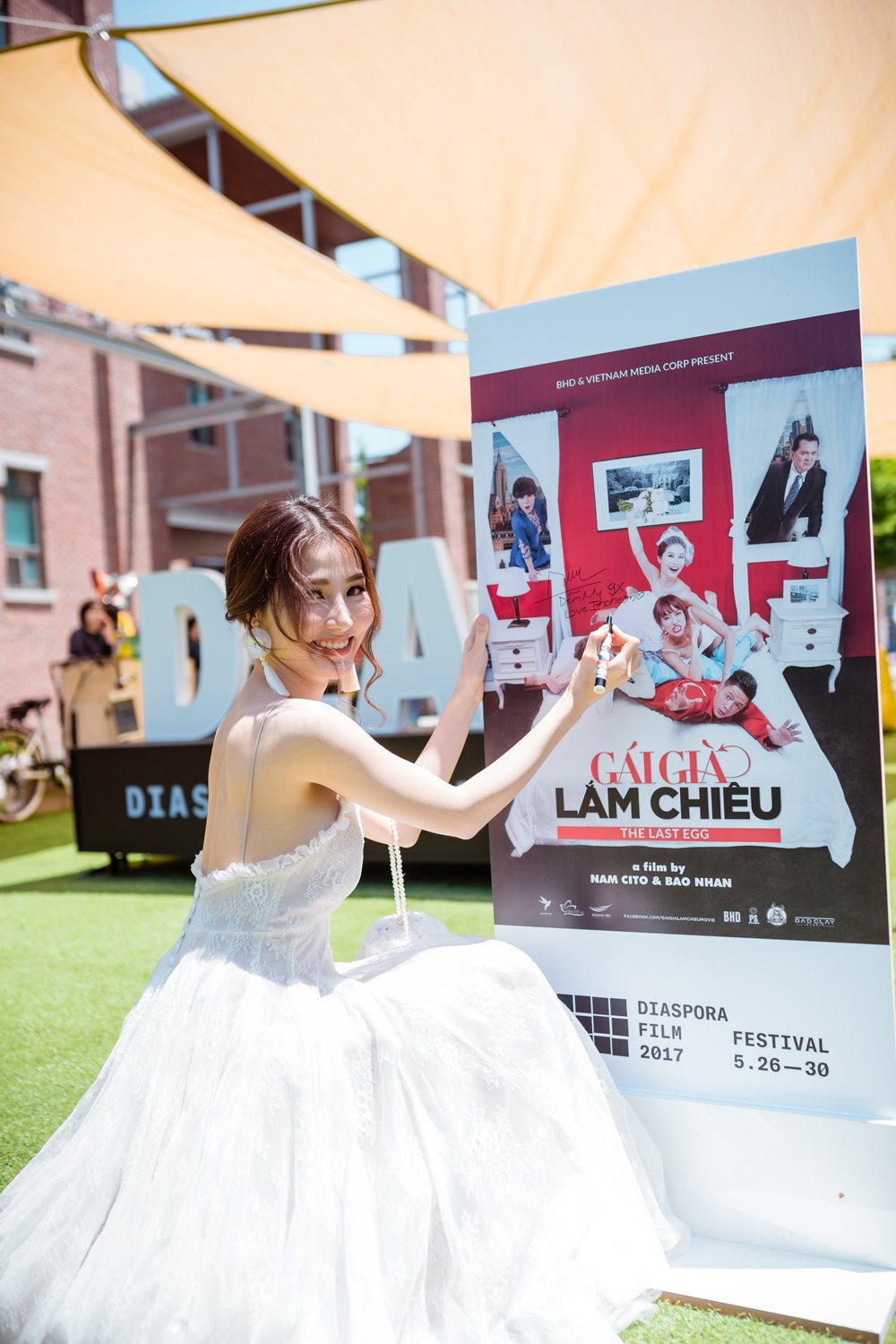 Hinh anh Diem My 9x dien trang phuc khoe kheo ve goi cam o Han Quoc 7