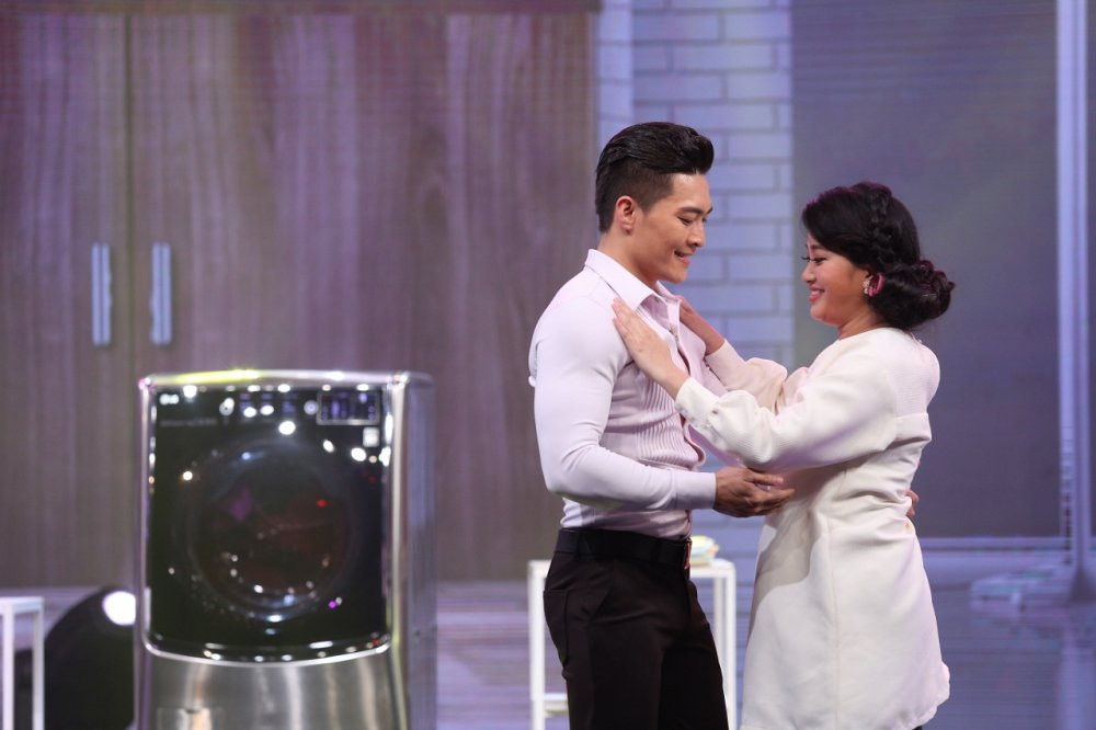 Hinh anh Vo nghe si xiec Quoc Co roi nuoc mat ke chuyen sinh con khong co chong