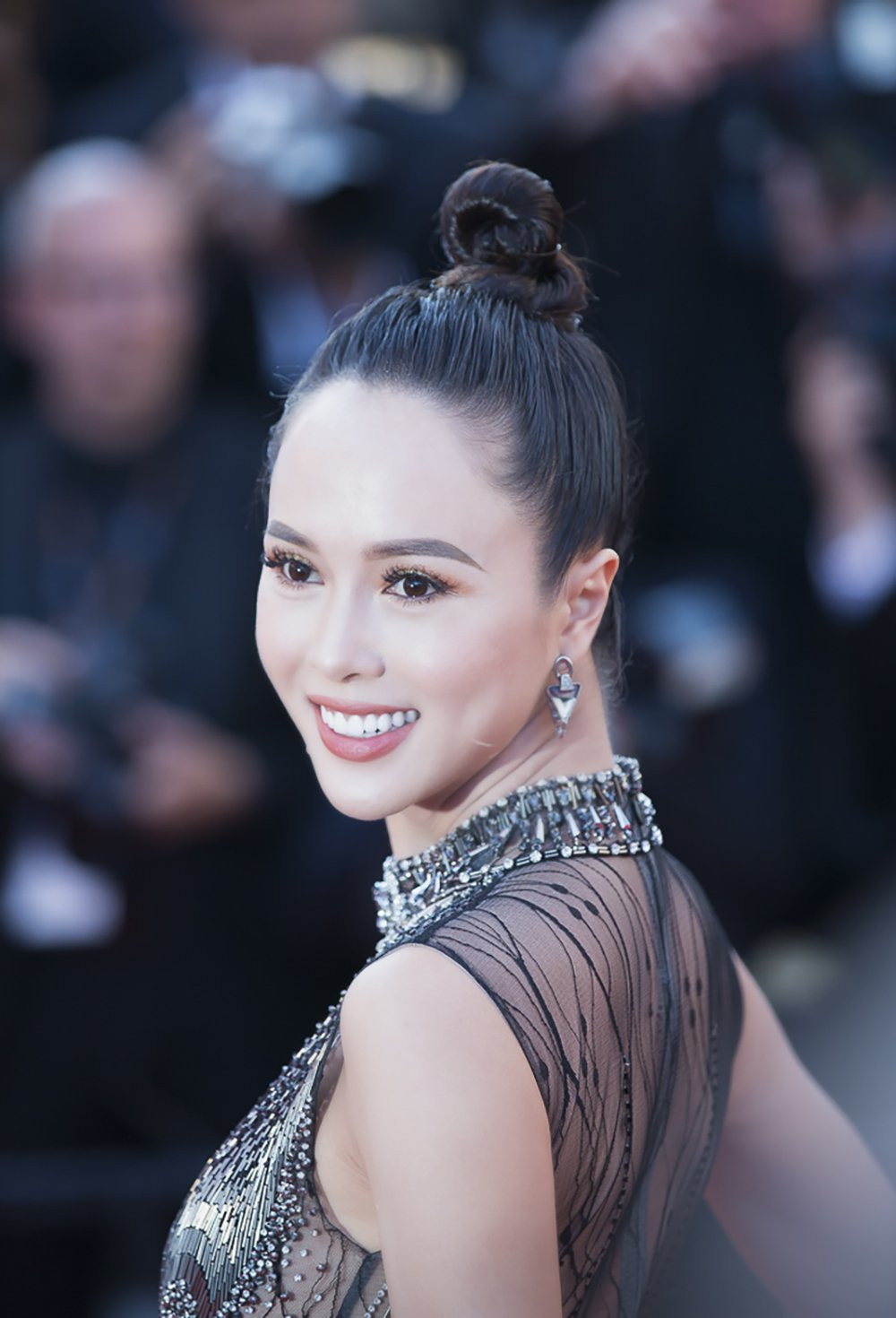 Hinh anh Vu Ngoc Anh dien vay xuyen thau tren tham do be mac ‘Lien hoan phim Cannes’ 7