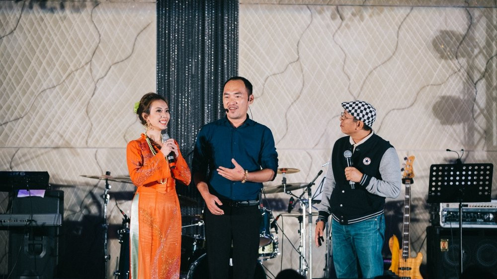 Hinh anh Phi Nhung, Ho Van Cuong dien ao dai song ca tai Uc