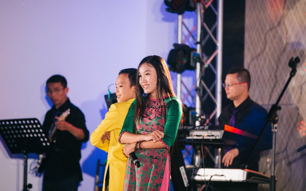 Hinh anh Phi Nhung, Ho Van Cuong dien ao dai song ca tai Uc