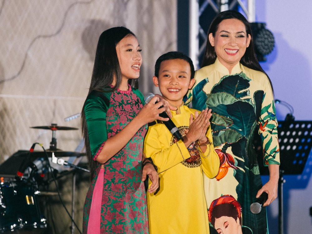 Hinh anh Phi Nhung, Ho Van Cuong dien ao dai song ca tai Uc 5