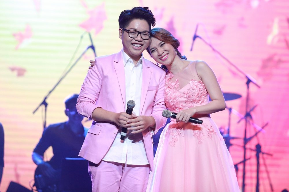 my-tam-bat-ngo-khi-bi-tuan-hung-nheo-tai-ngay-tren-san-khau 12