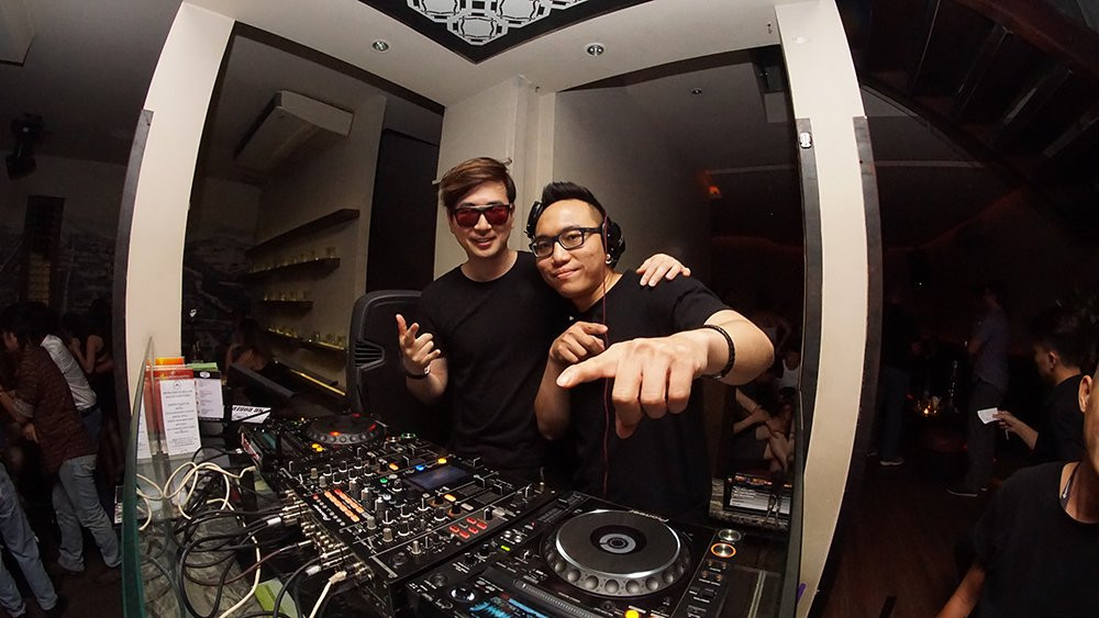 Dj Bee (kinh trang) va nguoi quan ly Han Quoc