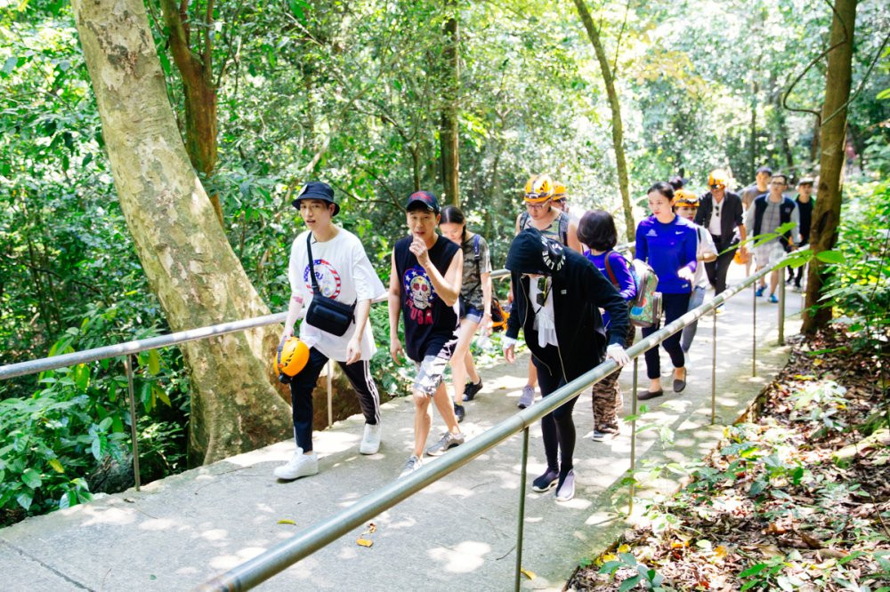 01 HO NGOC HA - BASICK - CHAU DANG KHOA BAT DAU HANH TRINH KHAM PHA DONG THIEN DUONG (1)