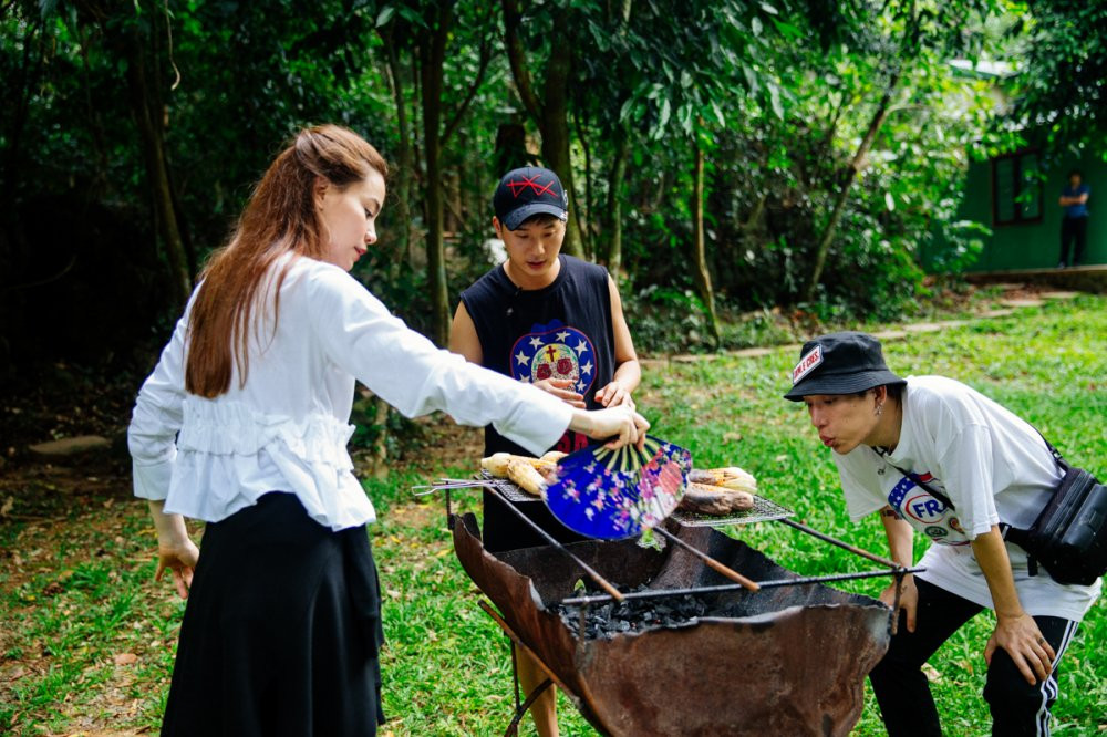 03 HO NGOC HA, BASICK, CHAU DANG KHOA VA BUA AN SAU CHUYEN KHAM PHA DONG THIEN DUONG (2) 7